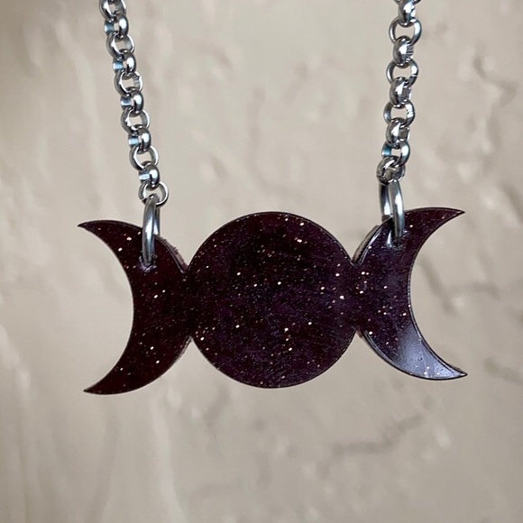 Dark red & glitter resin moon phase necklace - Picture 4 of 11